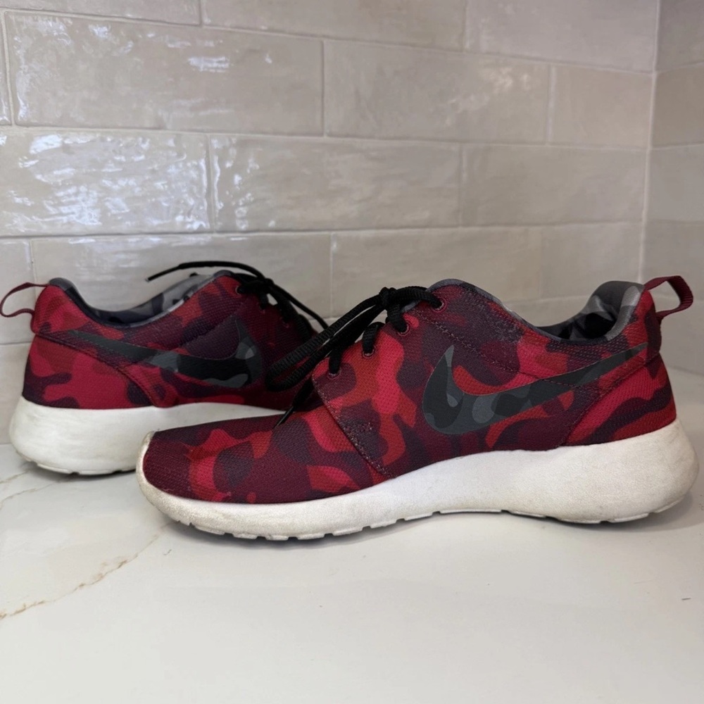 Nike Roshe One Women's Size 8 Red Camo Lightweight Casual